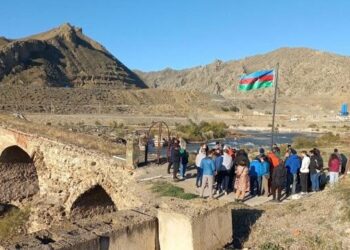 Dünya səyyahları Xudafərin körpüsündə