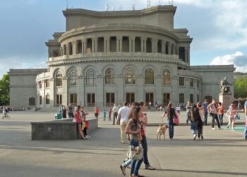 Ermənilər islamı qəbul edib, muğam dinləyirlər – Şahnazaryan