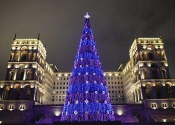 Bakıda şam ağaclarının işıqları söndürüldü