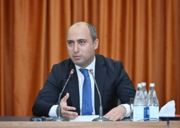 Niyə qızların nəticəsi yuxarı siniflərdə aşağı düşür?