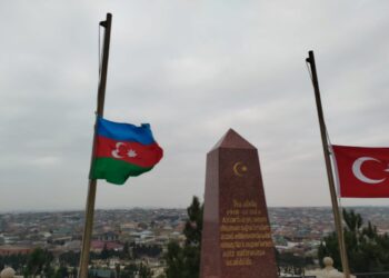 Matəm günü ilə bağlı Türkiyənin Azərbaycandakı səfirliyində bayraqlar endirilib