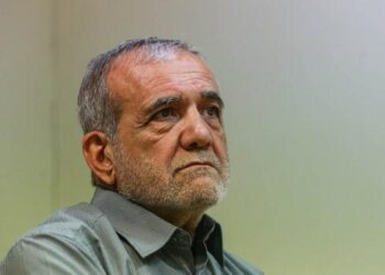 Pezeşkianı təhqir edən qadın işdən qovuldu