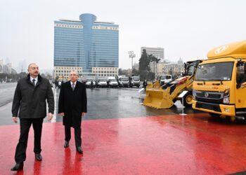 İlham Əliyev Bakıda kommunal xidmət göstərəcək nəqliyyat vasitələri ilə tanış olub