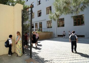 Məktəbin həyətində valideynlər arasında dava – Rəsmi açıqlama