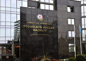 Mənzildə köməksiz qalan 2 uşaq xilas edilib