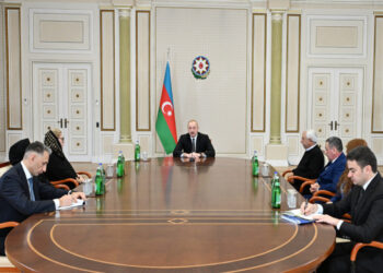 Prezident təyyarə qəzasında həlak olan ekipaj heyətinin ailə üzvləri və sağ qalan bələdçilərlə görüşüb