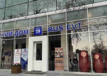 Bakıda “Rus Evi”nin binasındakı yazılar sökülür