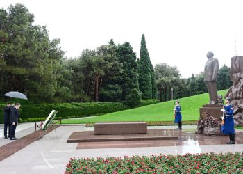 Gürcüstan Prezidenti Ulu Öndər Heydər Əliyevin məzarını ziyarət edib