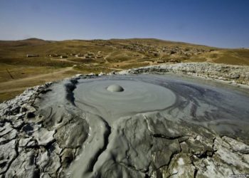 Lökbatanda palçıq vulkanı püskürdü