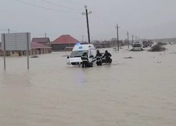 Təcili yardım maşını da suda batdı – VİDEO/FOTO