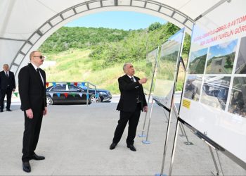 Prezident Bakı-Qəbələ avtomobil yolunun Muğanlı-İsmayıllı-Qəbələ hissəsində görülən işlərlə tanış olub – FOTO