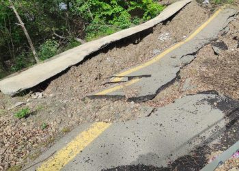 Astarada yolda sürüşmə və çökmə baş verib