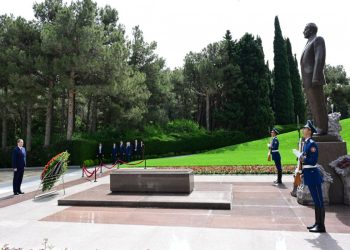 Belarusun Baş naziri Fəxri xiyabanı ziyarət edib