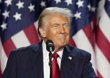 Tramp “başdanxarab” dediyi Karlsonu təriflədi