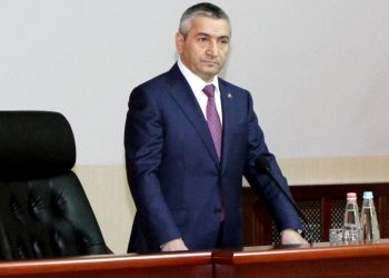 Adil Vəliyev neft borusu üzərində market tikdirdi