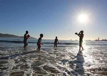 Çimərlikdə gün vuran yeniyetmə öldü