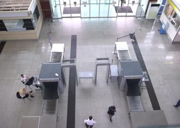 Hava limanında özbaşınalıq: qolundakı 20 qramlıq qolbağa görə müəlliməni cəzalandırıblar (SƏNƏD)