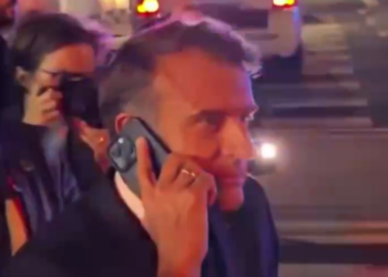 Amerika polisi Makronu maşından düşürtdü, Fransa Prezidenti Trampa zəng etdi – VİDEO