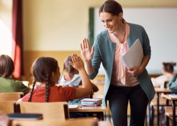 Doğum azalır, narahatlıq artır: Müəllimlərin gələcəyi necə olacaq?