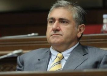 Ermənistan parlamentində QALMAQAL