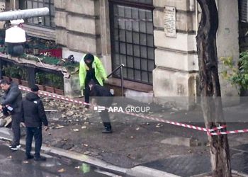 Bakının mərkəzində eyvan uçdu – Xəsarət alan var + VİDEO