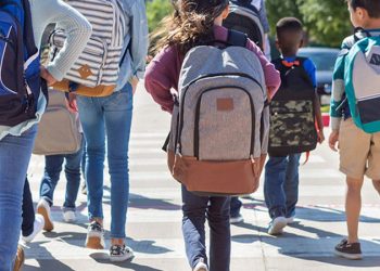 Məktəblilərin qorxulu problemi: Dərslik deyil, yük daşıyırlar