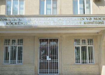 “Qaçqınkom”da xaos: Şəhid ailələri, köçkünlər qapıda qaldı – Video