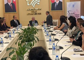 Xalq Şairi Sabir Rüstəmxanlı Milli Kitabxanada “Dilimiz milli-mədəni kimliyimizin təməlidir” mövzusunda məruzə edib